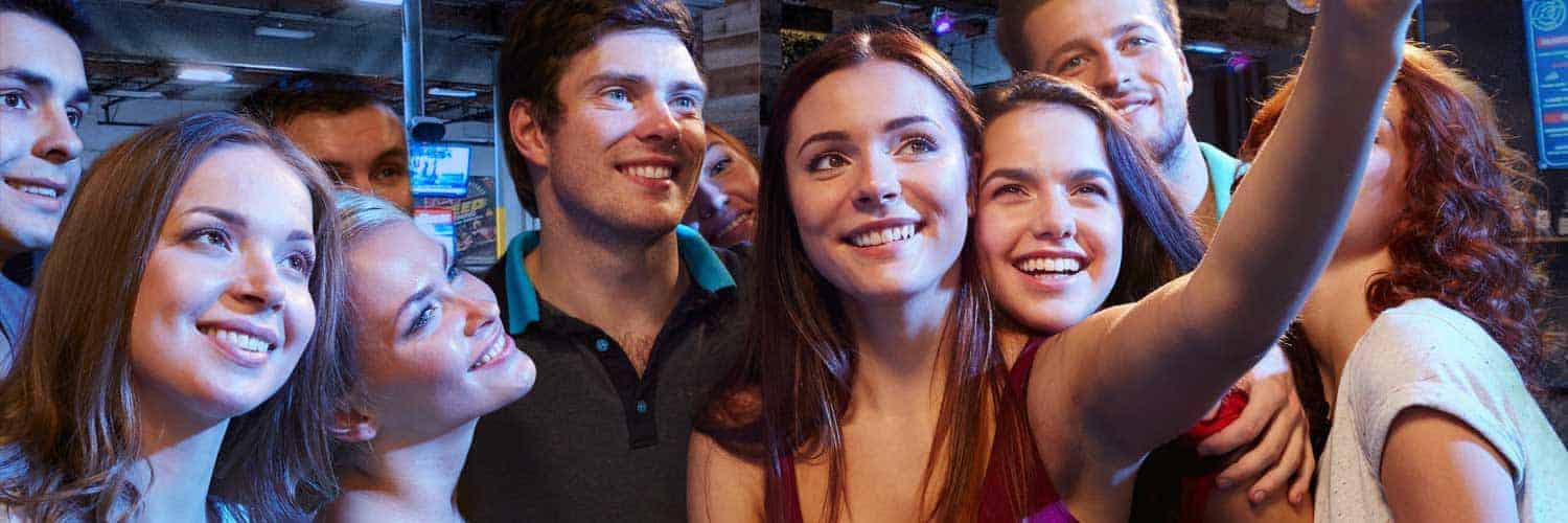 Groupe d’ados célébrant un anniversaire chez K1 Speed
