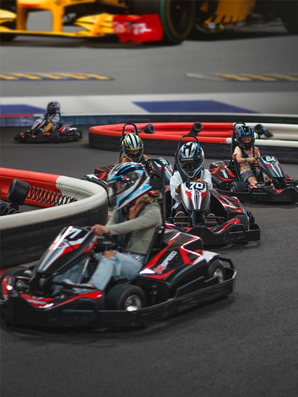 Enfants en karting pendant une fête d’anniversaire à Caen