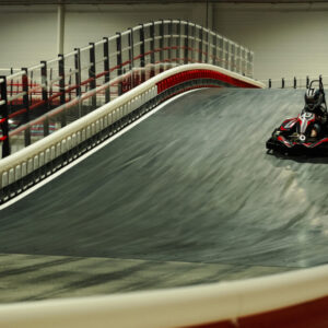 Kart en descente sur piste multi-niveaux – Le Mans