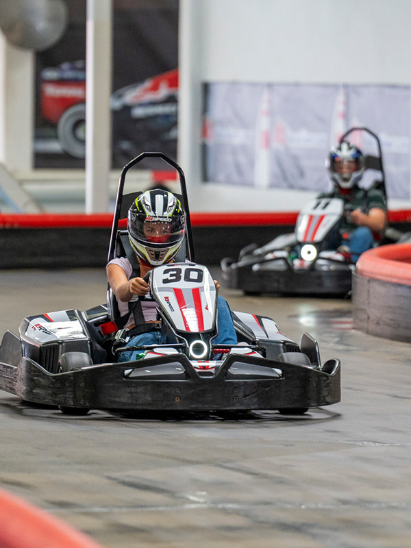 Adolescents en course lors d’un anniversaire chez K1 Speed