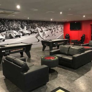 Hall d’accueil avec salon, billard et déco Le Mans – K1 Speed Lyon