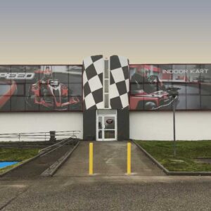 Façade extérieure du centre de karting indoor – K1 Speed Lyon