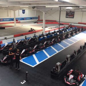Karts électriques alignés dans les stands – K1 Speed Lyon