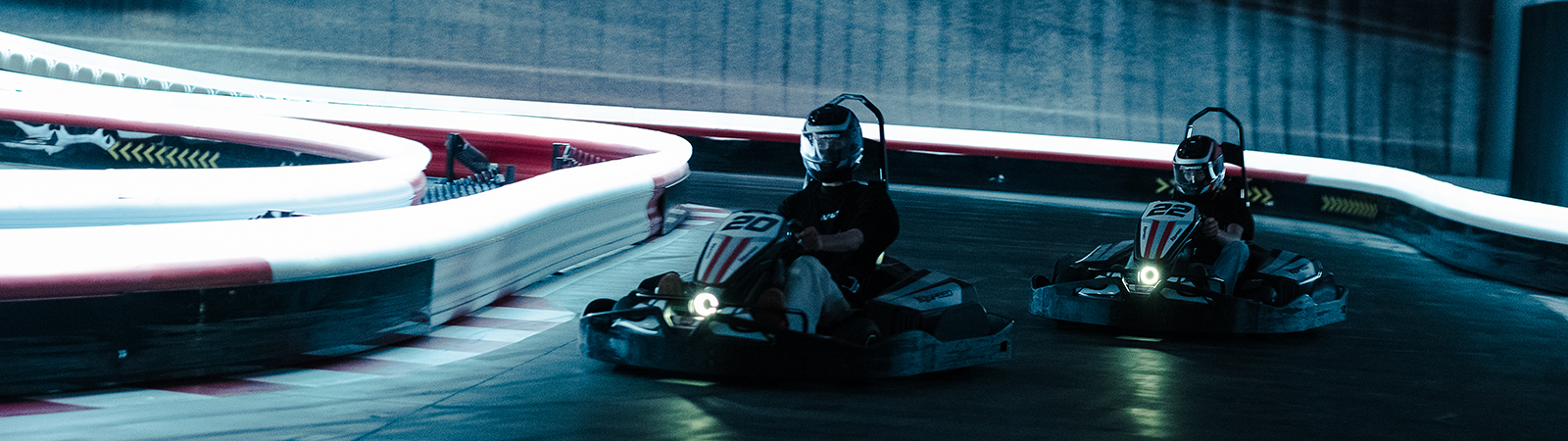 Deux karts en pleine course sur la piste K1 Speed Le Mans