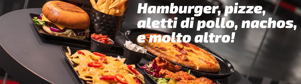 tavolo con pizza, nachos, hamburger, patatine fritte e altro ancora
