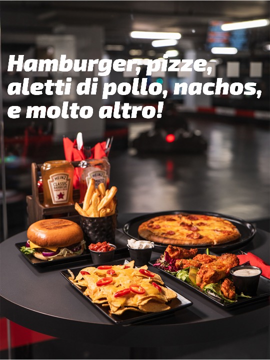 tavolo con pizza, nachos, hamburger, patatine fritte e altro ancora